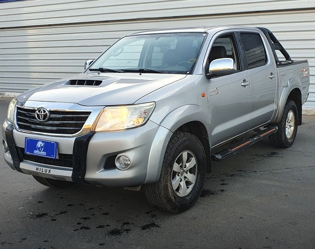 LOTE 26 TOYOTA HILUX CD4X4 STD 